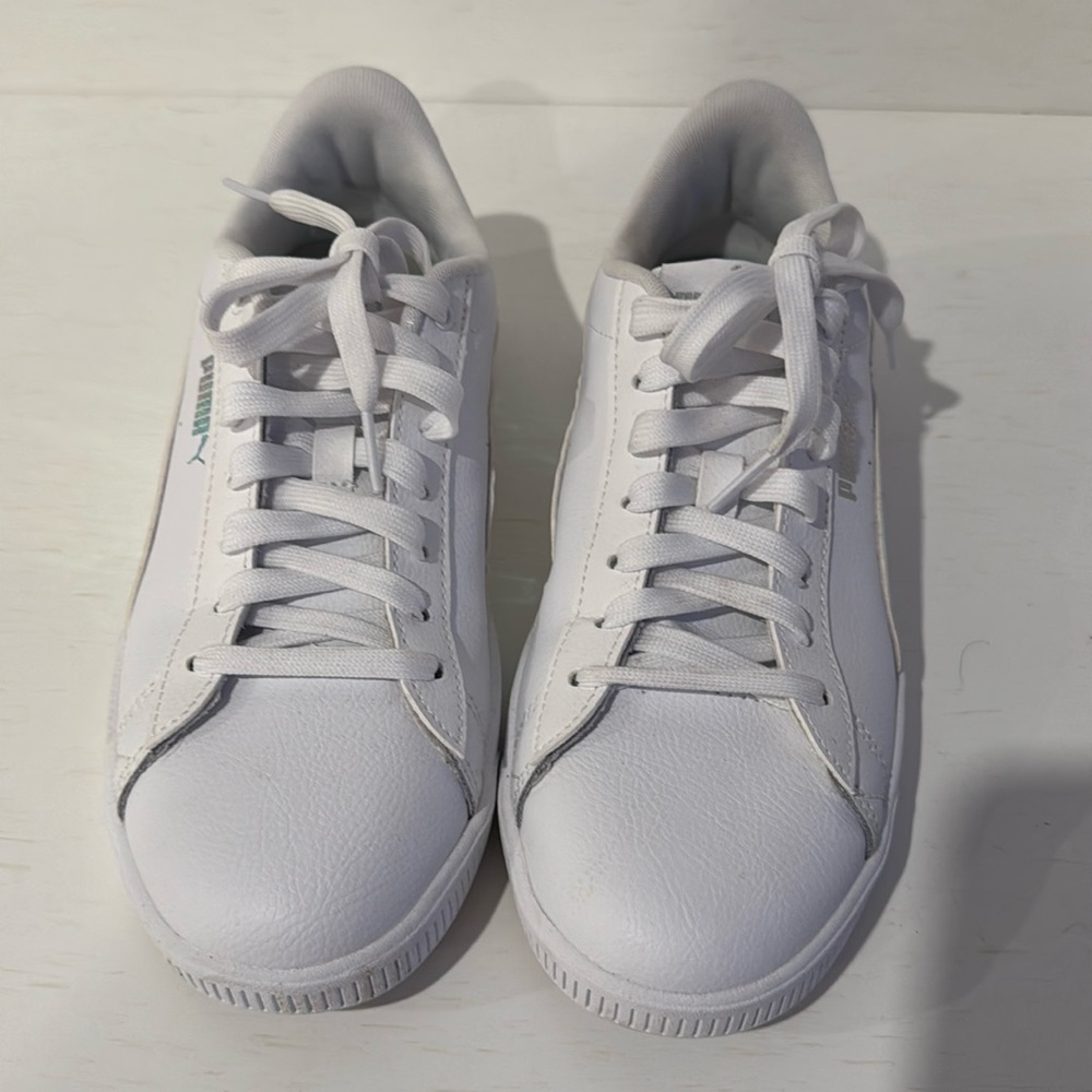 Puma sneakers
Women’s size 8.5
White with iridescent striped sides